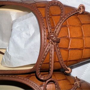NWT Size 9.5 Wide Width Liz Claiborne Women’s Cognac Croc Design Flats with Bow